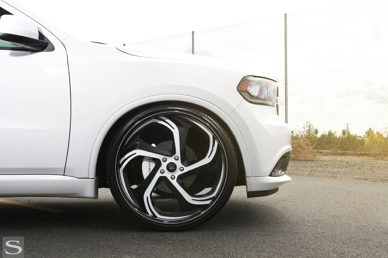 savini-wheels-diamond-series-verona-black-with-white-accents-dodge-durango-white8