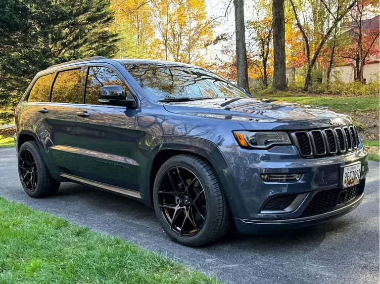 Jeep Cherokee on Savini SV-F5 in Gloss Black Machined DDT Face
