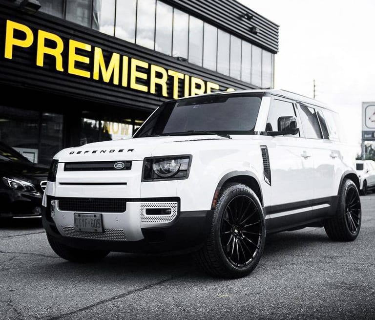 Land Rover Defender on Savini BM16 Gloss Black
