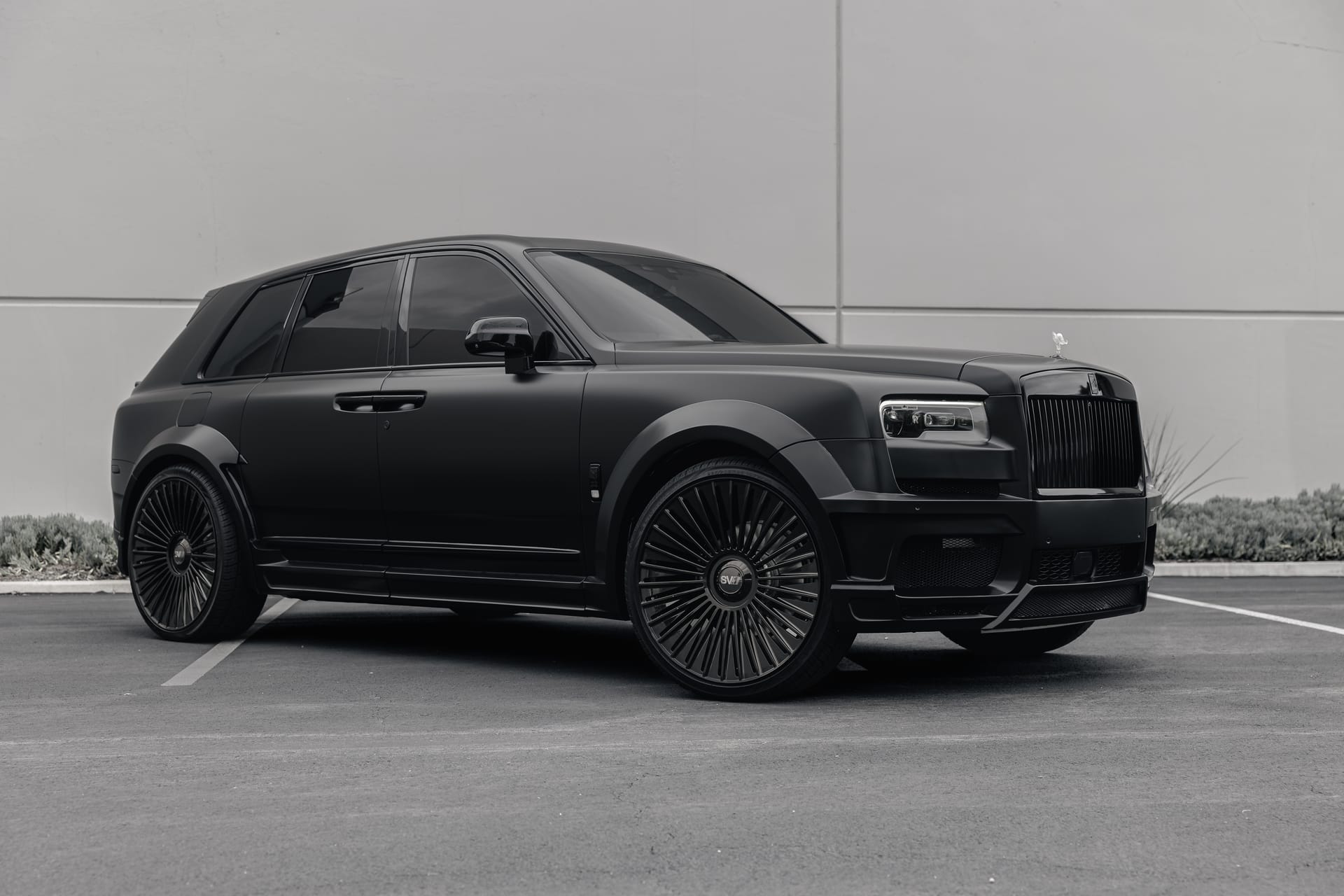 Matte black Rolls-Royce Cullinan on Savini X2 forged wheels