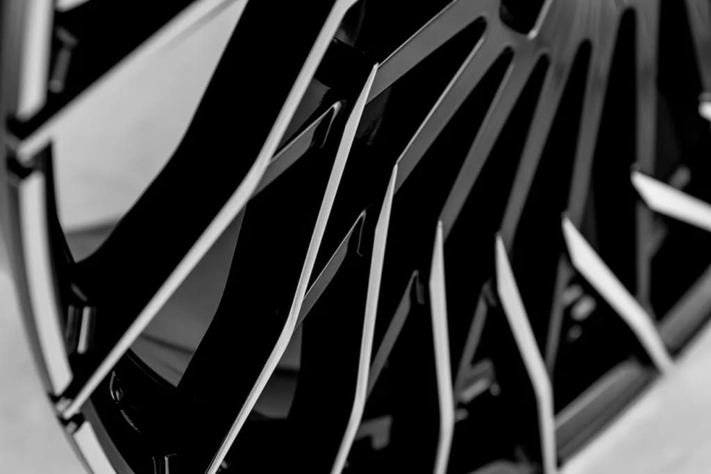 Savini X5 · sv1 x5 gloss black with brushed accents · angle 18