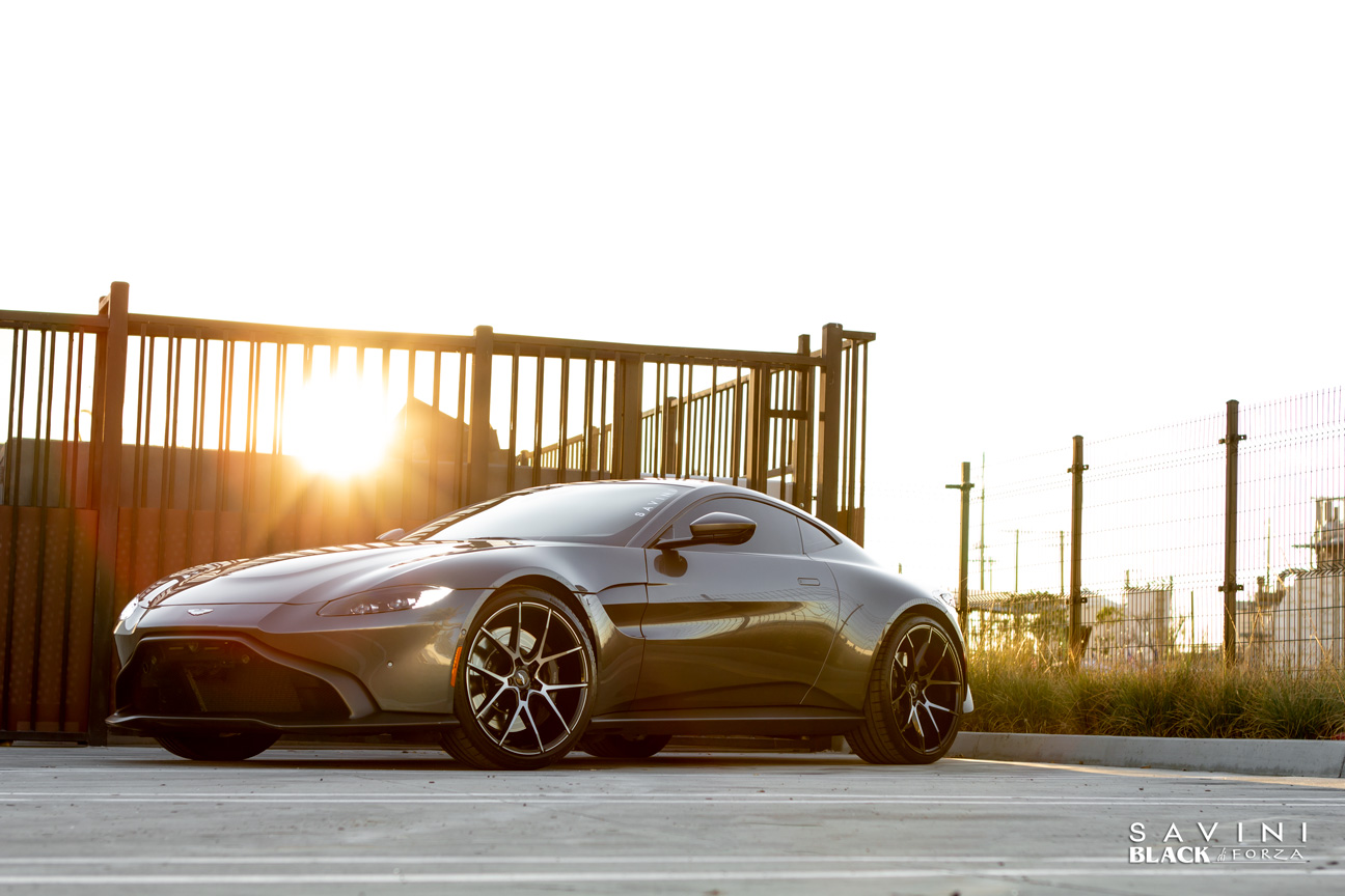 Aston Martin Vantage | Black di Forza BM14 | Savini Wheels